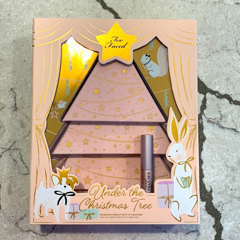 Too faced Under the Christmas Tree palette and makeup set. Amazing !